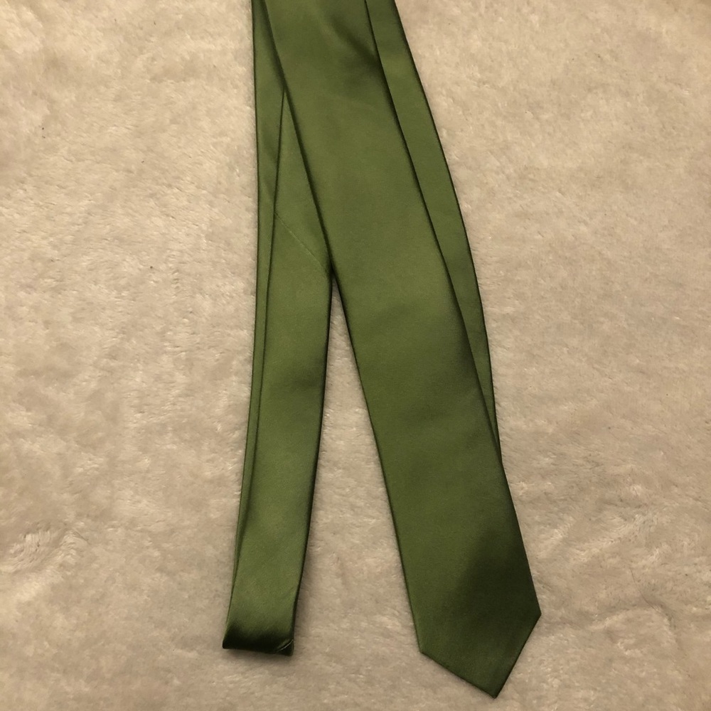 New silk green tie
